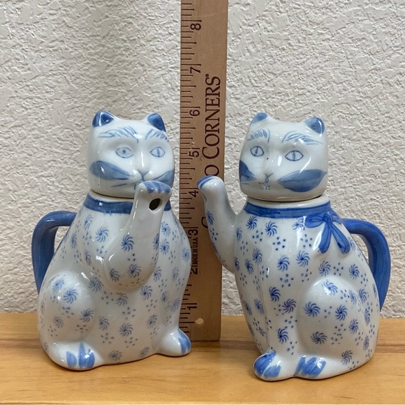 2 Vintage Blue & White Porcelain Cat Creamer - Picture 3 of 11